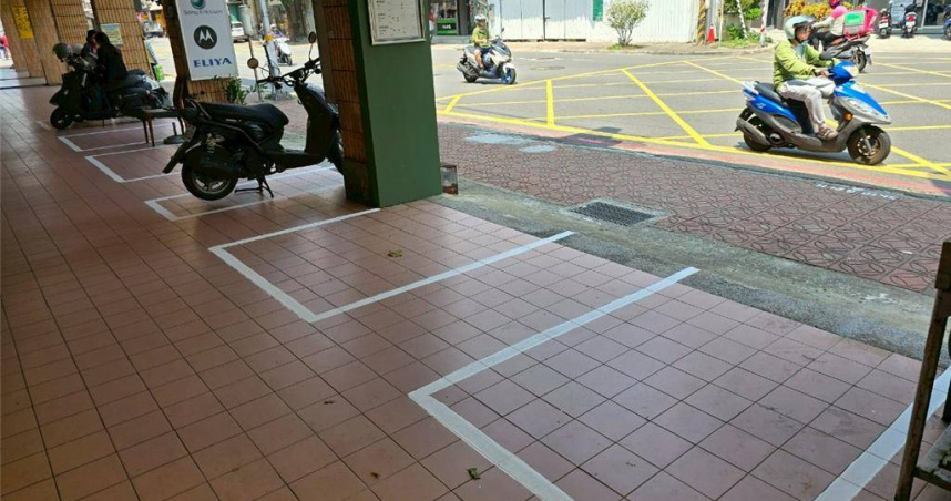 即起新竹市包括東大路2段、牛埔路旁大樓等28處畫有停車格的騎樓均可停機慢車。（圖／新竹市政府提供／陳育賢新竹傳真）