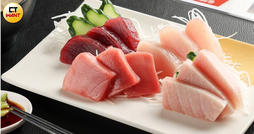 圖中包含順億的「招牌生魚片」（350元）與「黑鮪大脂」（300元，實際份量為4片），可依油脂輕重漸次入口，感受香氣在口中綻放。（圖／林士傑攝）