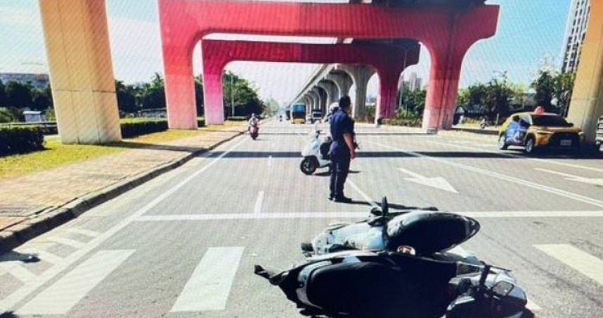 王女騎機車疑未注意車前狀況，不慎撞上停等紅的1名騎士，造成雙方摔車倒地受傷。（圖／翻攝畫面）