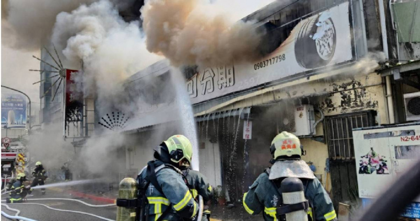 北市大同區環河北路二段上一間清茶館8日上午突然發生火警事故。（圖／翻攝畫面）