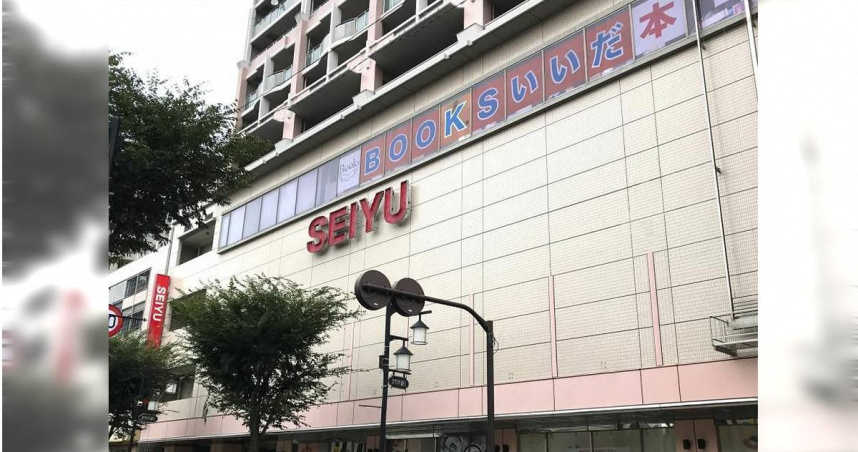 日本東京都又爆持刀砍人案，一名50多歲婦女今（13日）上午在超市內上廁所時，突遭一名男子持刀攻擊，導致婦人當場失去生命跡象，緊急送醫搶救，據悉兇嫌為被害人的丈夫。（圖／擷取自X）