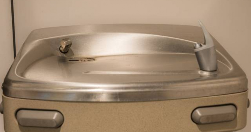 上海一名女會計在上班期間泡奶粉，結果不小心燙傷。（示意圖／翻攝自photoAC）