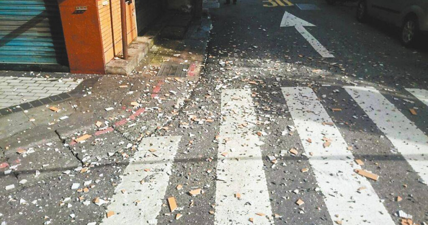 外牆磁磚剝落事件頻傳，台北市都發局公告要求較高風險的建築物，須於2026年底前完成建物外牆安全診斷檢查及申報，但議員發現目前全市僅2成建物完成申報，按目前申報速度，恐須16年才能全數申報完成。（圖／報系資料照）