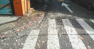 外牆磁磚剝落事件頻傳，台北市都發局公告要求較高風險的建築物，須於2026年底前完成建物外牆安全診斷檢查及申報，但議員發現目前全市僅2成建物完成申報，按目前申報速度，恐須16年才能全數申報完成。（圖／報系資料照）