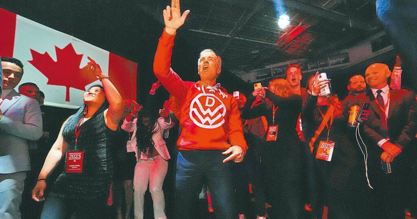 加拿大執政的自由黨29日贏得大選後，總理卡尼（中）在渥太華競選總部隨著樂隊翩翩起舞。 （圖／美聯社／達志）