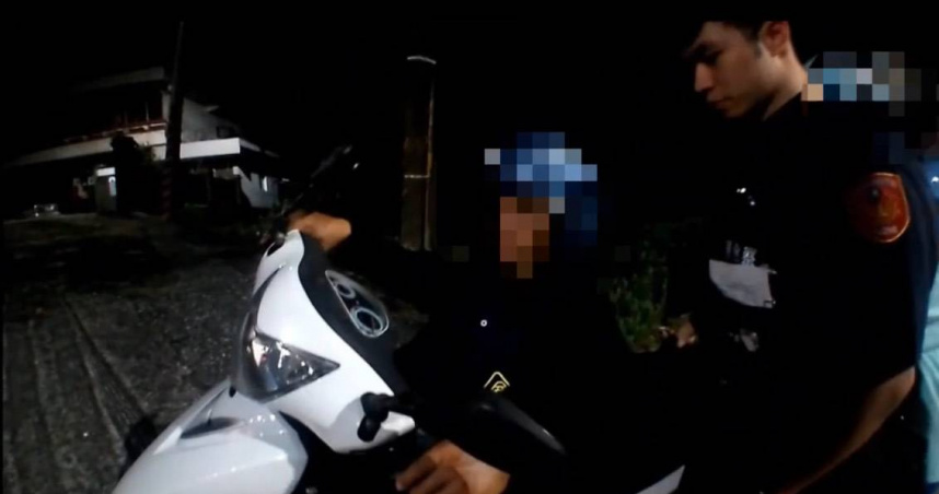 警方獲報後趕抵現場攔查，瞭解情況後護送老翁返家。（圖/翻攝畫面）