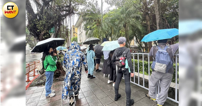 前台北市長柯文哲29日再出庭，支持者在法庭外冒雨大喊「還我阿北」。（圖／陳柔瑜攝）