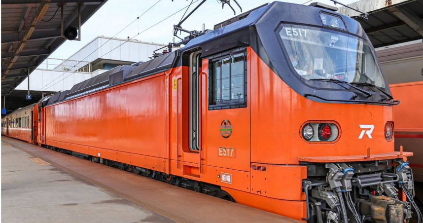 29日台鐵511車次的莒光號，首度由E500型牽引，開至新竹站後，卻發生司機員自稱未受過新型機車訓練，所以不會開車的事件。（圖／截取自「國營臺灣鐵路股份有限公司」臉書粉專）