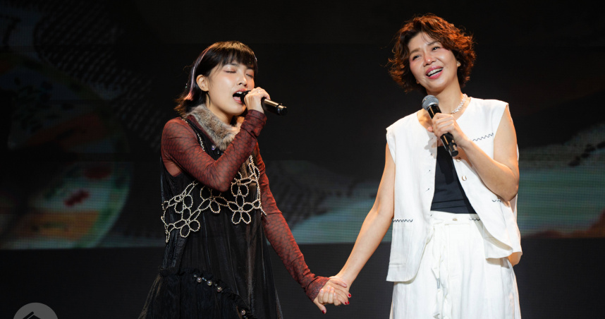 于子育（右）擔任怡岑嘉賓，2人一起演唱〈母女〉。（圖／薩泰爾提供）