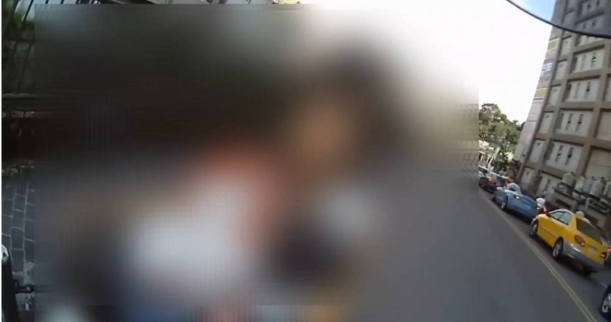 警方取締違規婦卻慘遭公審，汐止分局對其祭出懲處。（圖／翻攝畫面）