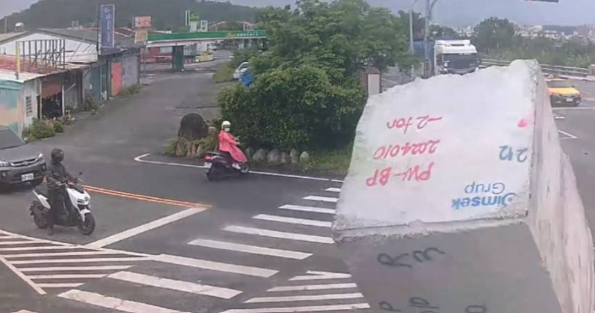 戴男駕駛半聯結車運送25噸大理石期間，疑因未綑牢貨物滑落，導致馬路被砸出大洞。（圖／翻攝畫面）