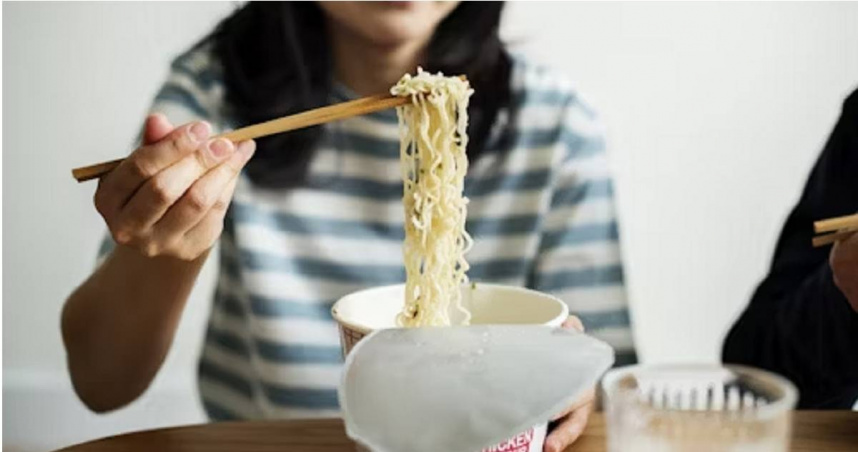 泡麵一直被視為「不健康」的罪惡食物，不僅高油脂、高熱量，還含有許多化學添加物。（圖／翻攝自unsplash）