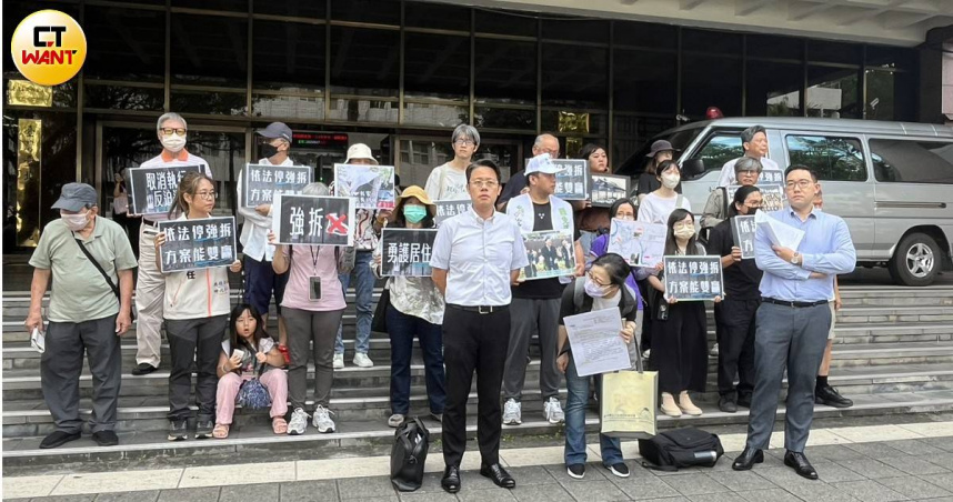 當事人賴碧珍、葉恕宏律師、黃昱中律師，及民間團體，今天在北院前舉行瑠公圳迫遷案記者會。（圖／高瑀彤攝）