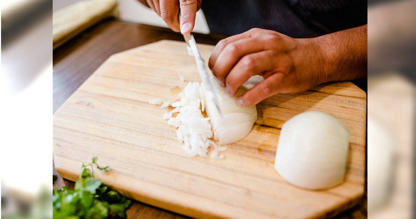 日本廚師提醒，砧板使用年限因材質而異，需要適時更換，以確保食品衛生。（示意圖／unsplash）