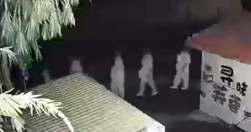 大陸廣州市花都區芙蓉嶂風景區附近的道路上，出現一群白衣人集體夜行。（圖／翻攝自新京報）