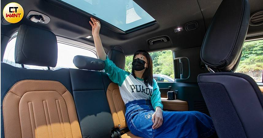 汽車內部設備含有許多塑膠成分、黏著劑，若長時間在高溫曝曬下，很容易讓有毒成分濃度增高，進而危害健康。（示意圖／黃耀徵攝）