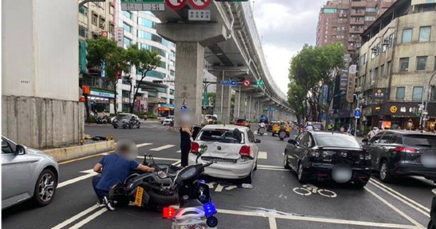 黃牌重機爆撞停等轎車，1家4口擦挫傷驚險送醫。（ 圖／翻攝畫面）