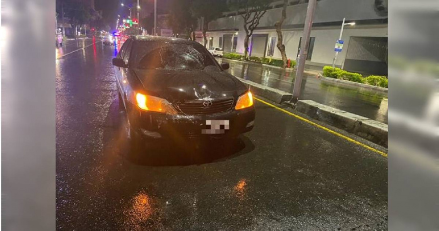 苓雅路口車禍酒測未超標仍釀撞擊。（圖／翻攝畫面）