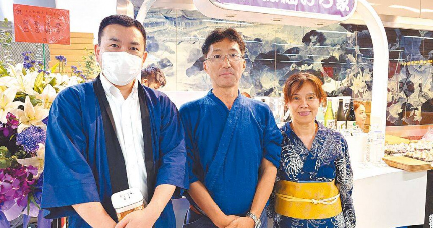 樋口飯糰店高捷左營站門市6日開幕,樋口(中)好友、清野屋社長清野嘉之(左)特地從日本到場慶賀。(圖/中國時報任義宇攝)