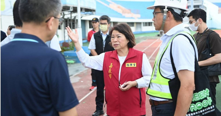 嘉義市長黃敏惠今（8）日下午在慰問居民時，疑似因天雨路滑，不慎踩到水溝蓋後後仰滑倒重摔在地，所幸並無大礙。（圖／翻攝YT／勇媽阿惠 - 黃敏惠）