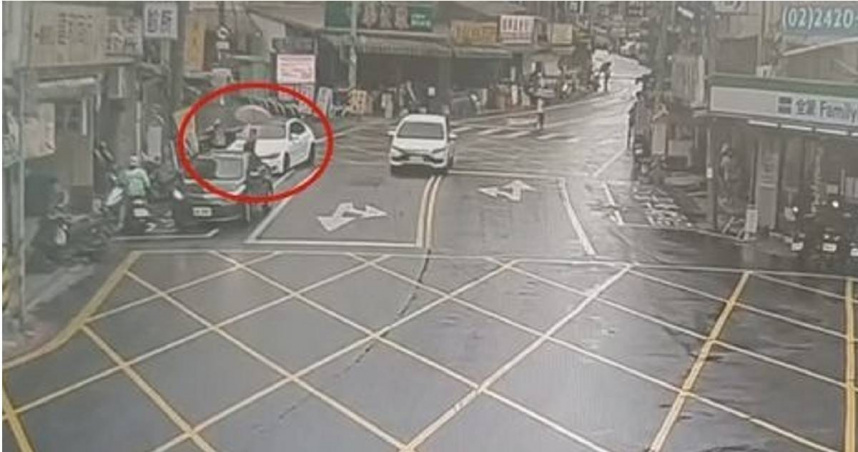 26歲男吸毒撞重機又撞人釀2傷。（圖／翻攝畫面）