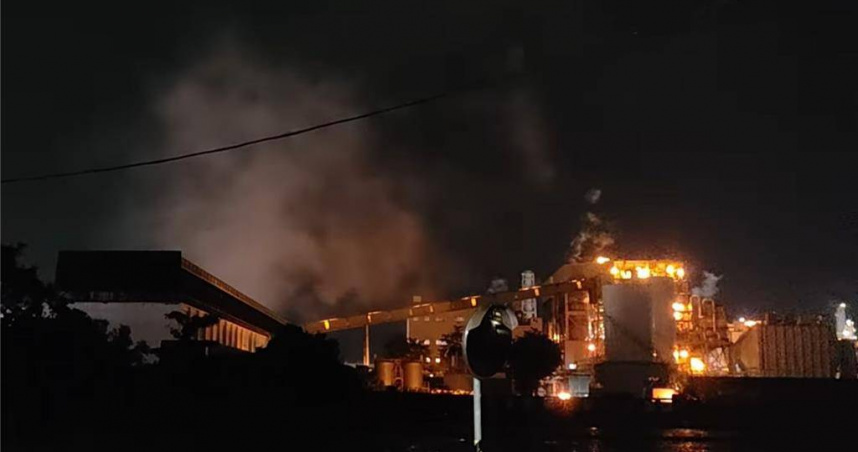 台塑高雄仁武廠近日異味不斷，讓居民抱怨「像汽車排氣異味瀰漫整個社區」，環保局依空汙法最高可裁處500萬元。（圖／翻攝自臉書社團「仁武人大小事」）