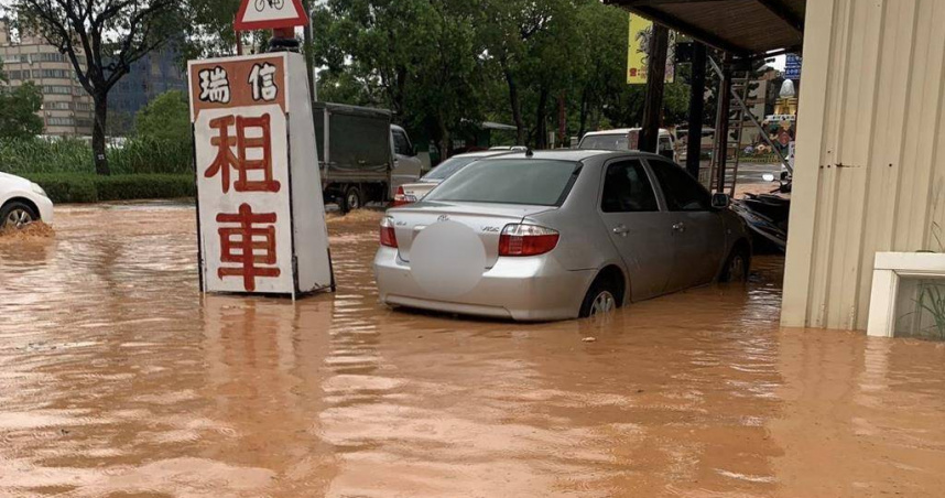 金門縣金城鎮伯玉路1段靠近東門圓環附近商家水淹及膝，家電、汽車全泡湯。（圖／民眾提供）