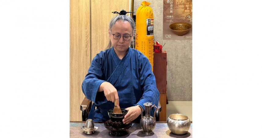 受邀來台開課的觀合張志剛專注示範點茶。（圖╱吳德亮攝）