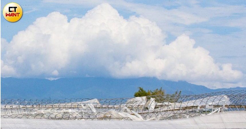 丹娜絲颱風（Typhoon Danas）離台兩周了，嘉南平原眾多毀壞的建築仍得乖乖排隊修繕，最遠工期已排到半年後。圖為嘉義縣太保市本次災情慘況。（圖／黃威彬攝）