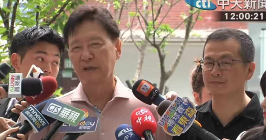 中廣前董事長趙少康26日在國民黨立委羅智強的陪同下投票。（圖/翻攝自中天新聞）