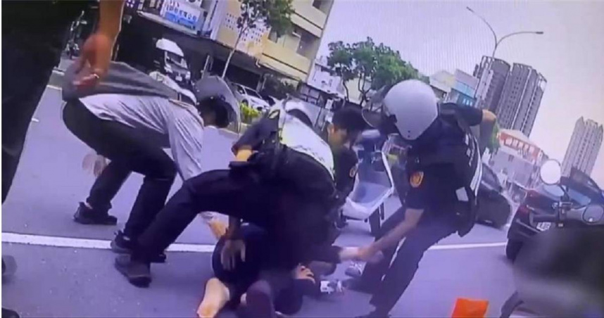 今（26）日凌晨5時許，台南市38歲賴姓男子駕車遭有糾紛的黃男找來另2名幫手攔下，強押上車帶走。事後警方在下午1點許將主導擄人的黃男逮捕。（圖／翻攝畫面）