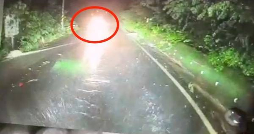 南橫大雨中突發崩塌，5人連車墜谷釀悲劇。（圖／翻攝畫面）