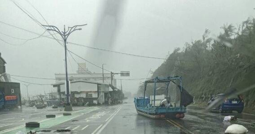 楊柳颱風猛吹漁船被吹上馬路。（圖／翻攝畫面）