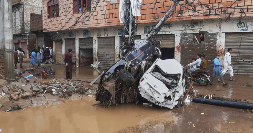 巴基斯坦北部近日遭遇猛烈降雨，引發山崩與洪水，造成嚴重傷亡。（圖／達志／美聯社）