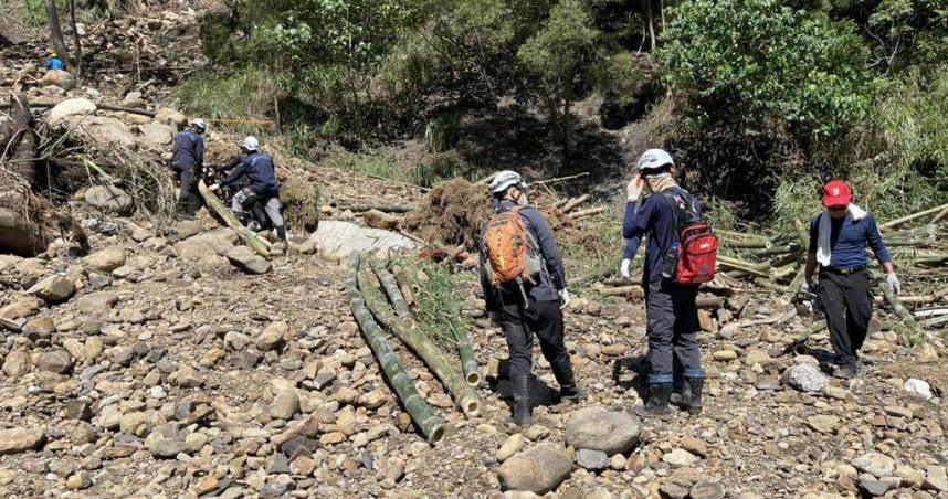 7月30日晚間，高雄一家5口駕車經過南橫公路草水路段時發生墜谷意外。（圖／高雄市消防隊提供）