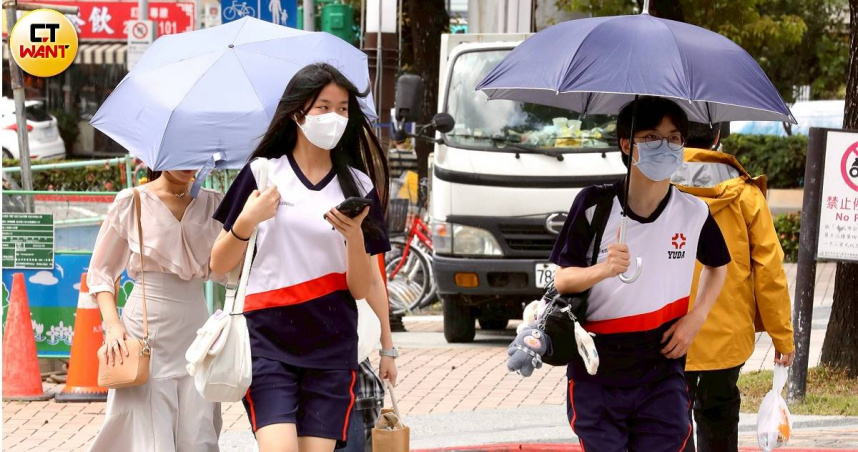 中央氣象署提醒民眾，明天午後請民眾留意天氣變化，外出宜攜帶雨具備用，防範短延時強降雨、雷擊、強陣風。（示意圖／方萬民攝）