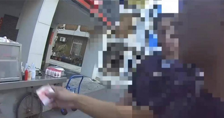 1名李姓男子因案被通緝，未料因買古早味蛋餅違停被巡邏員警取締。（圖／翻攝照片）