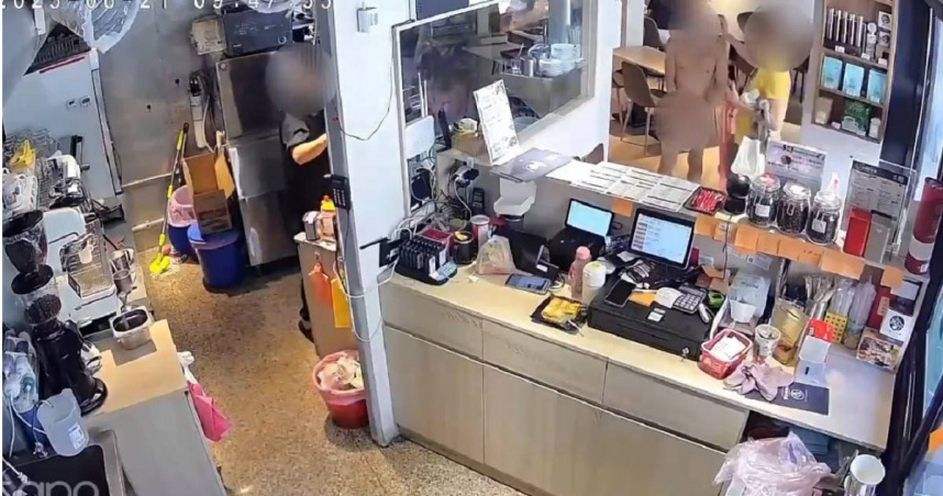 鍾姓男子21日裸體上街，還到早餐店閒晃，27日被強制送醫。（圖／翻攝畫面）