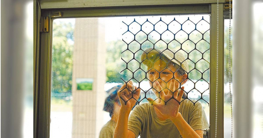 林保署宜蘭分署南澳工作站與荒野保護協會宜蘭分會合作，30日由「城市飛羽守護行動」志工隊為南澳工作站的玻璃點畫加工，以降低窗殺事故。（圖／林保署宜蘭分署提供／中國時報李忠一宜蘭傳真）