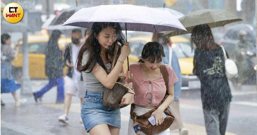 氣象署稍早針對19縣市發布豪大雨特報，其中台中地區有大豪雨發生機率。（示意圖／黃耀徵攝）