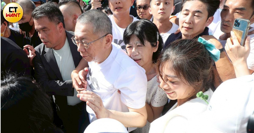 民眾黨前主席柯文哲在羈押長達一年後終於重獲自由，其妻子陳佩琪情緒激動，哭倒在丈夫背上。（圖／劉耿豪攝）