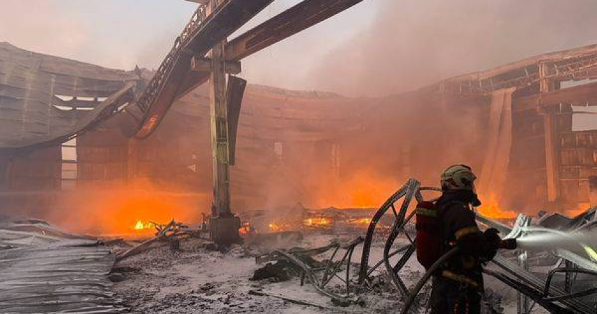 彰化福興倉庫凌晨突燃大火，保麗龍火海直竄天際嚇醒居民。（圖／翻攝畫面）