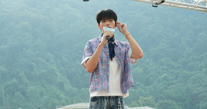 王品澔擔任南投溫泉之聲歌唱大賽活動大使深情演唱。（圖／南投縣政府提供）