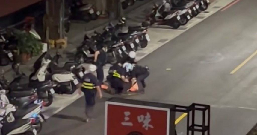 蘆洲酒醉男深夜失控遭警壓制上銬。（圖 ／翻攝畫面）