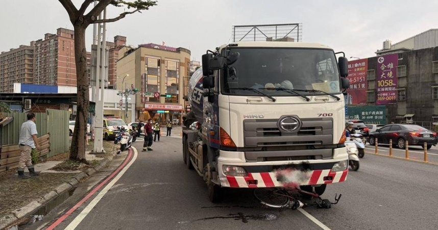 桃園水泥車右轉時撞擊自行車騎士，騎士受困車底經搶救仍宣告不治，疑內輪差視線盲點釀禍。（圖／翻攝畫面）