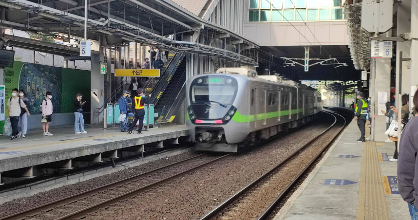 受到颱風影響，台鐵多班列車停駛。（圖／報系資料照）
