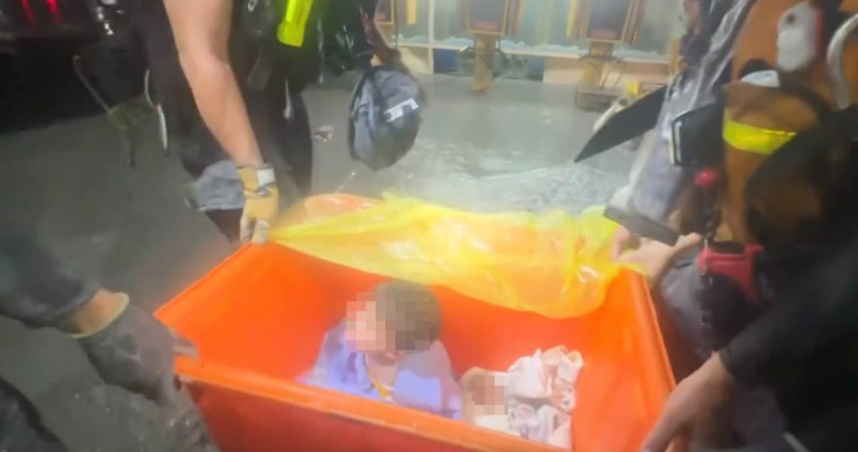 強颱重創光復鄉，消防員23日晚上救出受困婦女和幼童、以橘色水桶將幼童運出。（圖／翻攝Threads@jon73418）