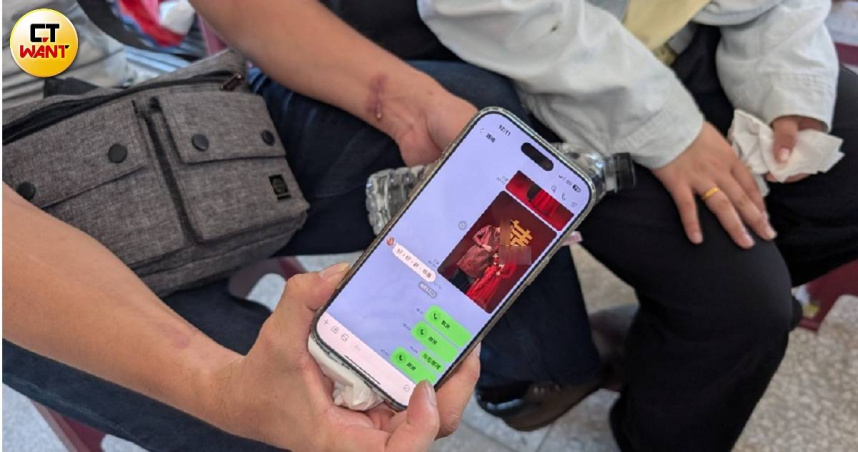 災情最為嚴重的佛祖街25日11時許再度淹起，家屬紅著眼急找人。（圖／林冠吟攝）