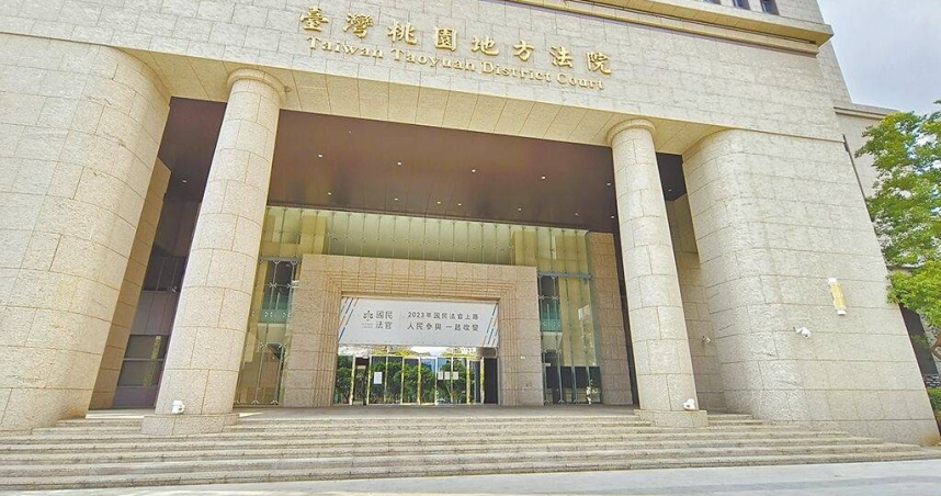 桃園女駕車返家迴轉驚輾醉漢，倖存酒客撿回1命。（圖 ／翻攝畫面）