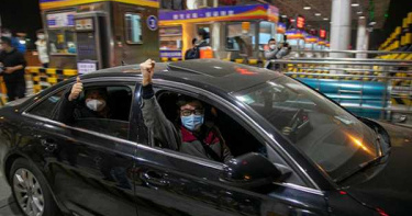 武漢0時解封!柵欄一挪開「黑色奧迪狂衝」 車主激動喊:武漢加油